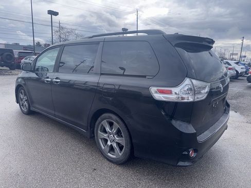 Used 2019 Toyota Sienna SE image 3