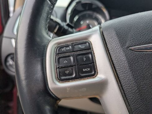 Used 2014 Chrysler Town & Country Touring image 14