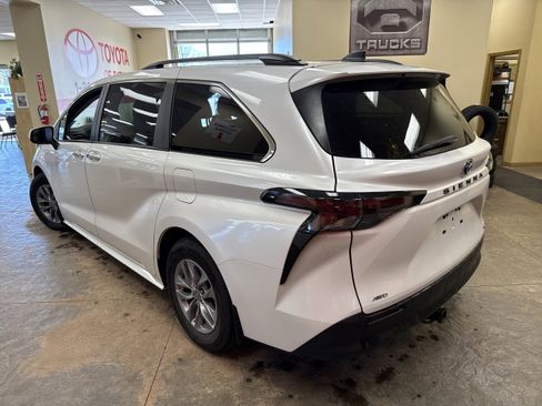 Used 2023 Toyota Sienna XLE AWD/4WD image 8