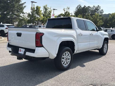 Certified 2025 Toyota Tacoma SR5 AWD/4WD image 16