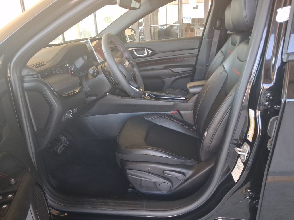 Used 2025 Jeep Compass Trailhawk AWD/4WD image 4