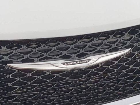 Used 2024 Chrysler Pacifica Touring-L image 11