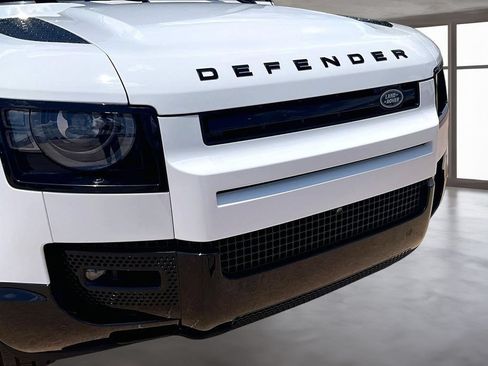 Certified 2025 Land Rover Defender 130 X-Dynamic SE AWD/4WD image 29