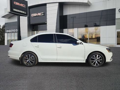 Used 2017 Volkswagen Jetta SE image 9