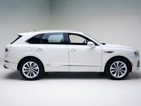 Used 2024 Bentley Bentayga image 17