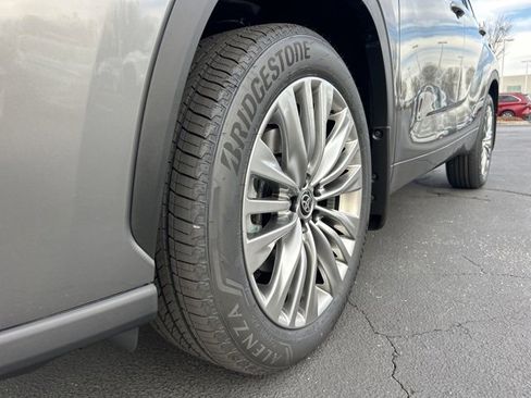 New 2026 Toyota Highlander Platinum image 12