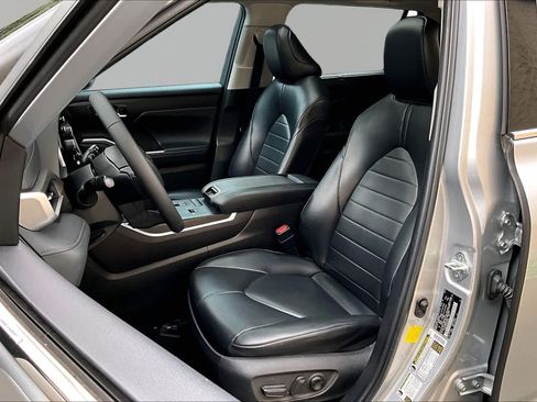 Used 2022 Toyota Highlander XLE FWD image 8