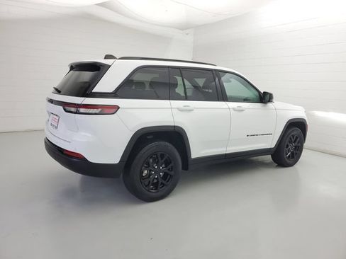 Used 2024 Jeep Grand Cherokee Altitude AWD/4WD image 5