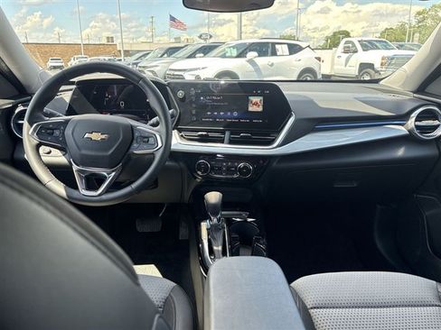 Used 2024 Chevrolet Trax LT w/ Driver Confidence Package FWD image 19