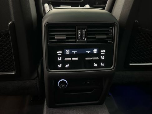 Used 2025 Porsche Cayenne image 41