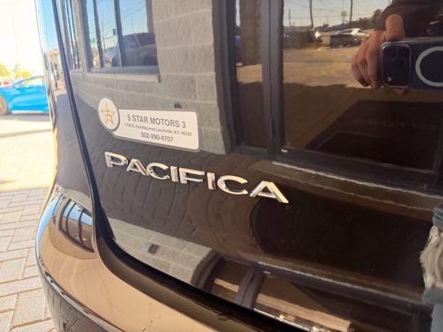 Used 2019 Chrysler Pacifica Touring-L image 18