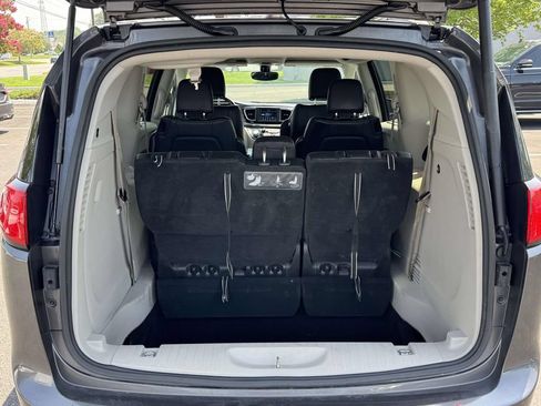 Used 2019 Chrysler Pacifica Touring-L FWD image 16