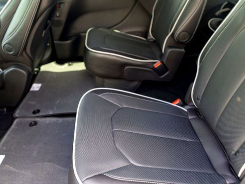 New 2026 Chrysler Pacifica Limited FWD image 23