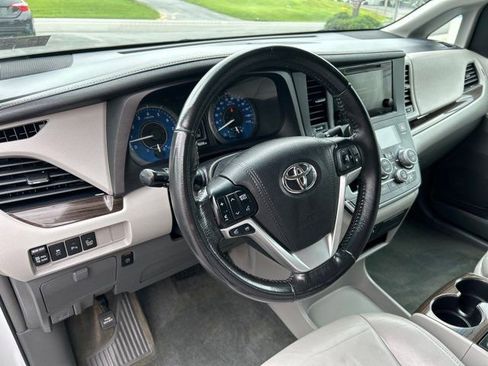 Used 2017 Toyota Sienna XLE Premium image 15