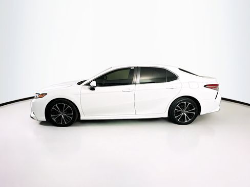 Used 2018 Toyota Camry SE image 4