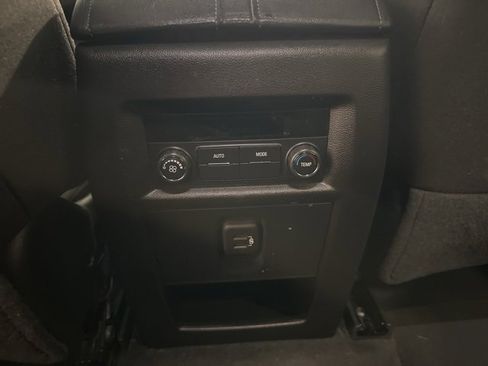 Used 2023 Chevrolet Traverse LT image 31