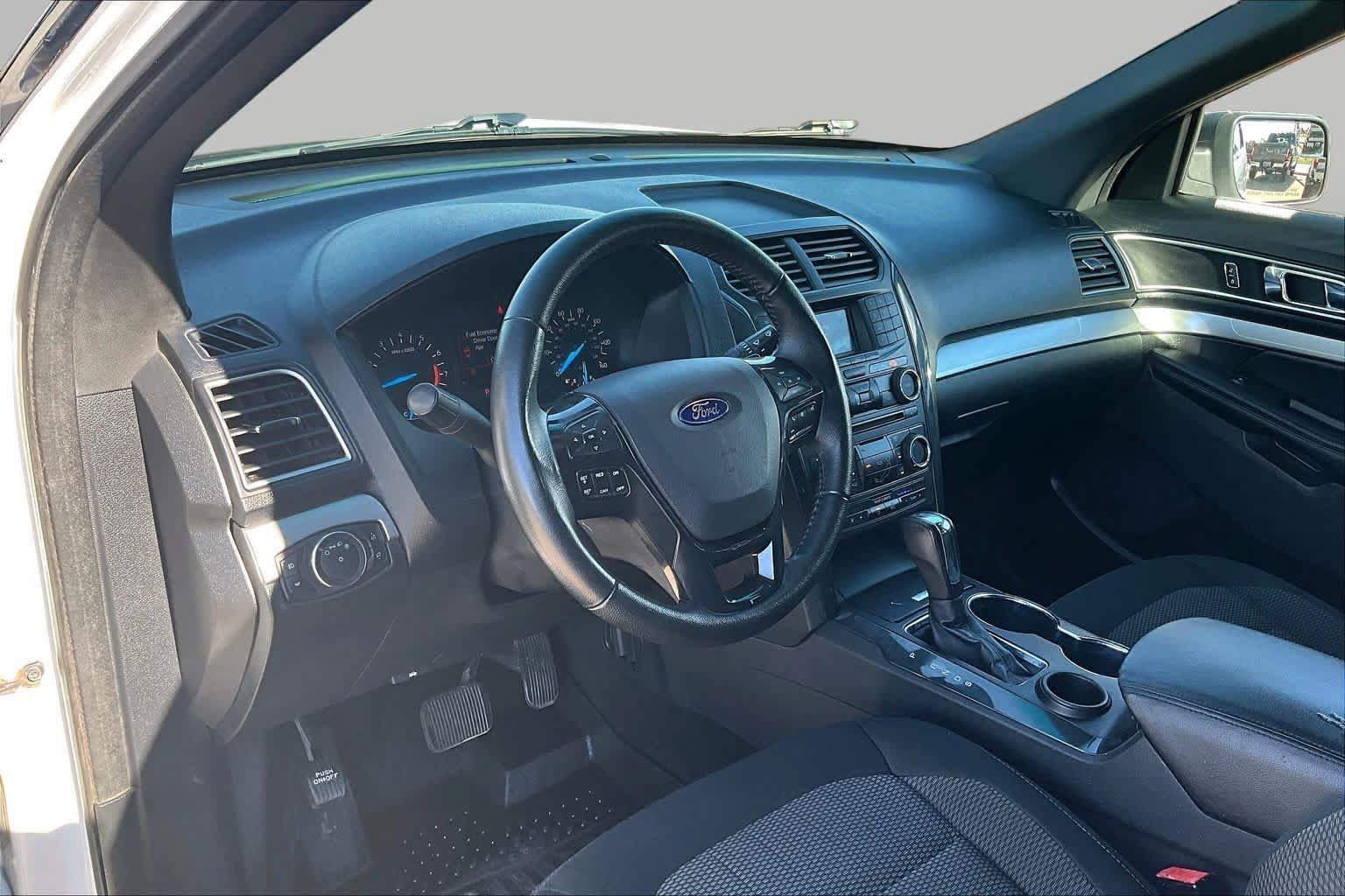Used 2017 Ford Explorer XLT FWD image 18