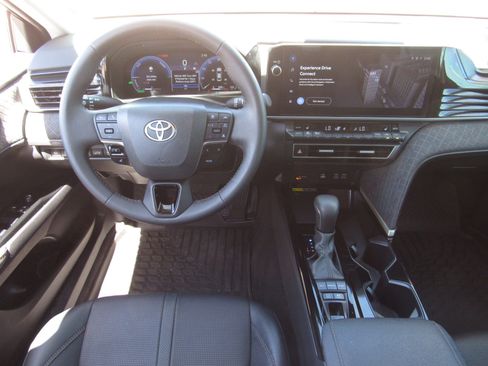 Used 2025 Toyota Camry XLE FWD image 15