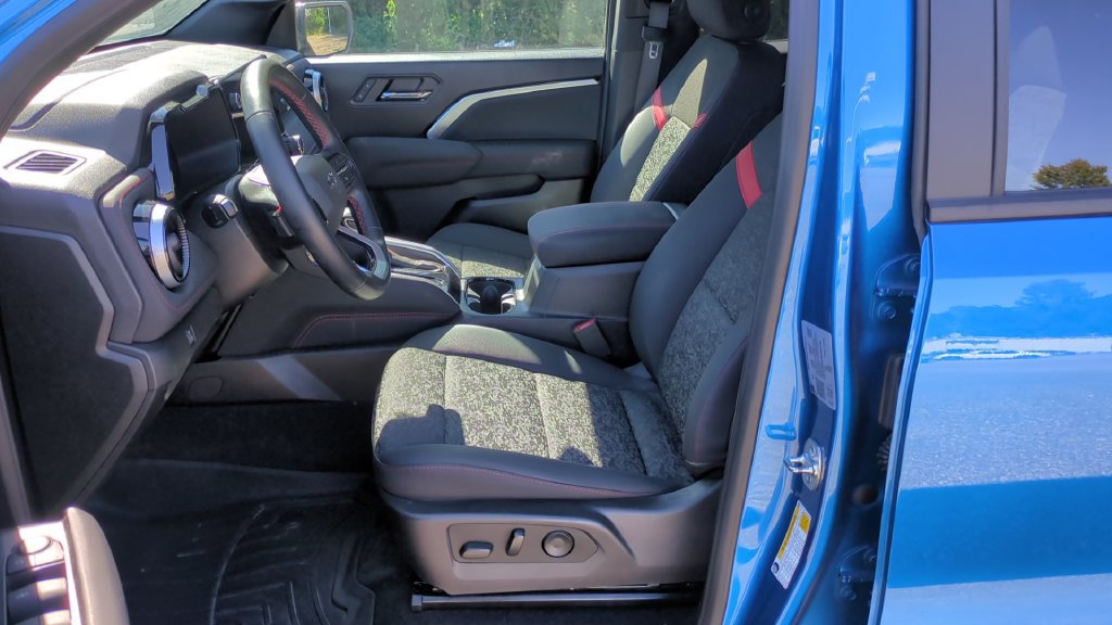 Used 2024 Chevrolet Colorado Z71 w/ LPO, Dark Essentials Package AWD/4WD image 11