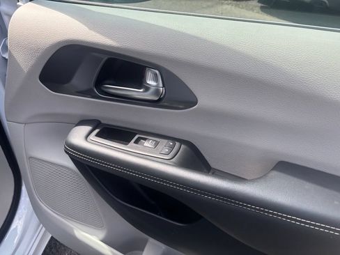 Used 2023 Chrysler Pacifica Touring-L FWD image 15