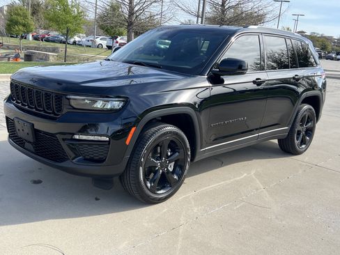 Used 2024 Jeep Grand Cherokee Limited w/ Black Appearance Package image 5