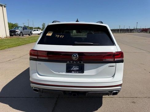 Used 2024 Volkswagen Atlas Peak Edition SE AWD/4WD image 4