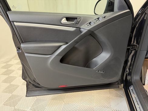 Used 2014 Volkswagen Tiguan S image 33