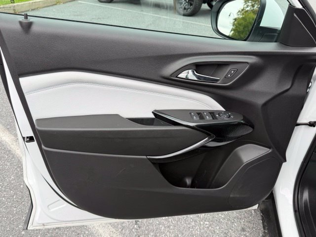 Certified 2025 Chevrolet Trax LT FWD image 25