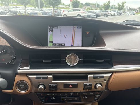 Used 2016 Lexus ES 350 w/ Ultra Luxury Package FWD image 24