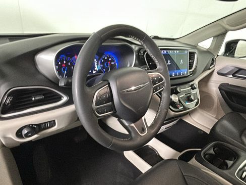 Used 2024 Chrysler Pacifica Touring-L FWD image 12