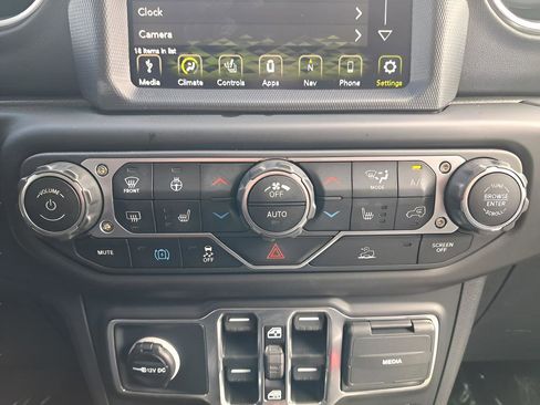 Used 2023 Jeep Wrangler Unlimited Sahara w/ Cold Weather Group AWD/4WD image 21