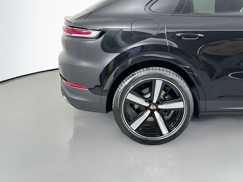 Certified 2025 Porsche Cayenne image 13
