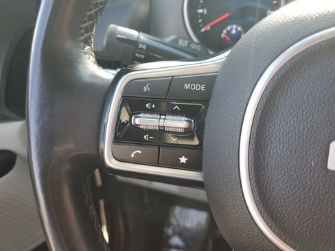 Used 2022 Kia Carnival LX w/ Paint Protection Package image 22