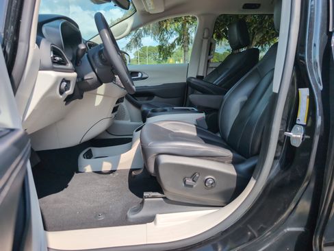 Used 2024 Chrysler Pacifica Touring-L FWD image 16