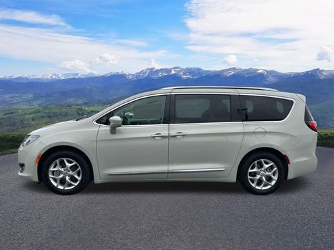 Used 2020 Chrysler Pacifica Touring-L Plus w/ Tire & Wheel Group FWD image 2