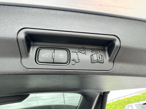 Used 2020 Ford Explorer XLT w/ Equipment Group 202A RWD image 37