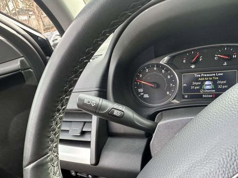 Used 2024 GMC Terrain SLT image 29