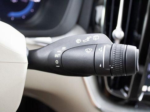 Certified 2025 Volvo XC60 T8 Plus w/ Protection Package Premier image 21