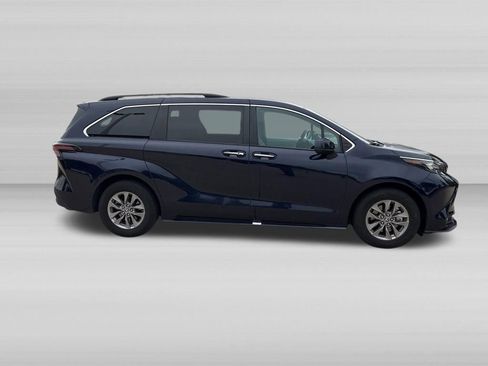 Used 2025 Toyota Sienna XLE FWD image 3
