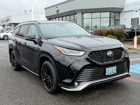 Used 2025 Toyota Highlander XSE image 2