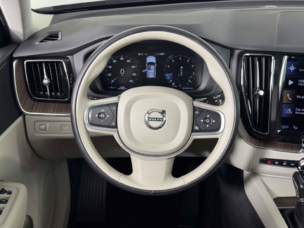 Used 2021 Volvo XC60 T5 Momentum w/ Premium Package AWD/4WD image 19