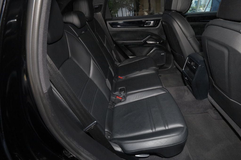 Used 2020 Porsche Cayenne AWD/4WD image 29