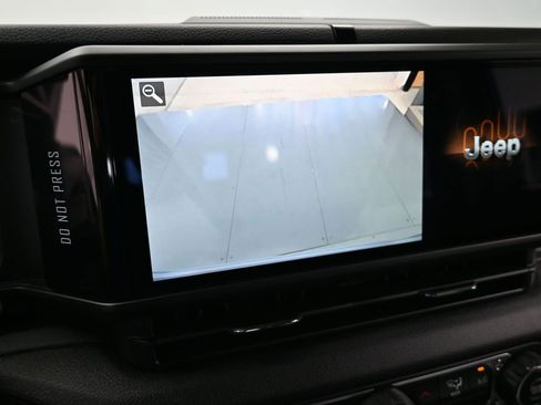 Used 2024 Jeep Gladiator Sport image 17