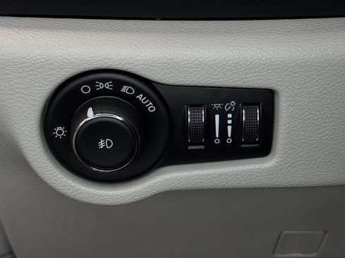 Used 2017 Chrysler Pacifica Touring-L FWD image 18