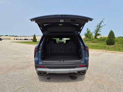Used 2024 Chevrolet Traverse LT FWD image 11
