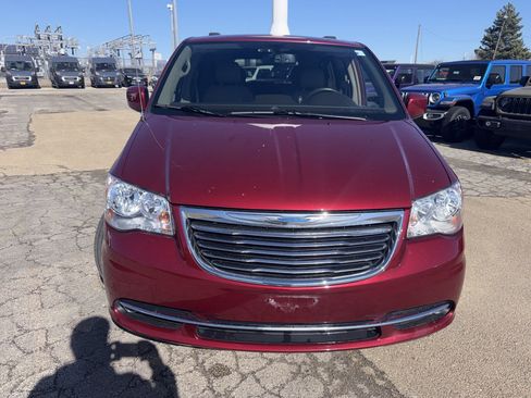 Used 2016 Chrysler Town & Country Touring w/ Driver Convenience Group image 4