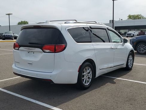 Used 2020 Chrysler Pacifica Touring-L FWD image 4