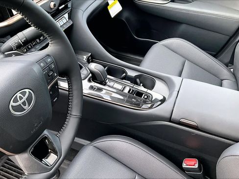 New 2025 Toyota Crown Platinum image 7