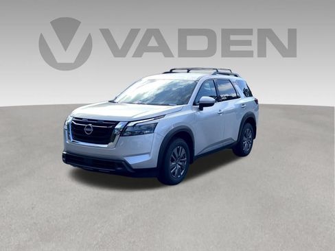 Certified 2025 Nissan Pathfinder SV w/ SV Premium Package FWD image 4