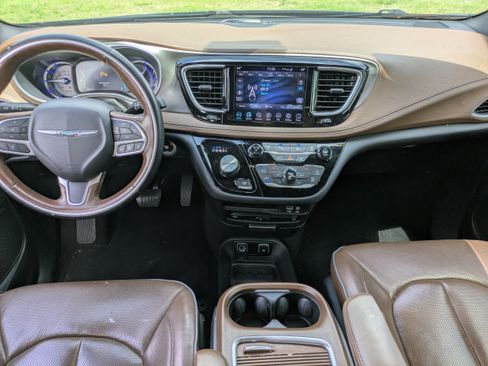 Used 2020 Chrysler Pacifica Limited w/ Advanced Safetytec Group FWD image 15